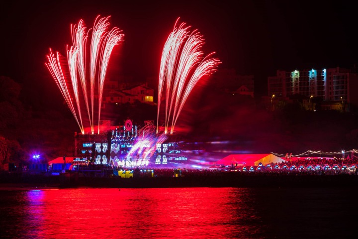 Music, Neversea, Pyro