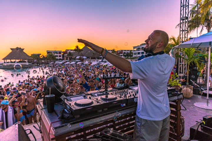 2021_1204_175507-6797_ALIVECOVERAGE