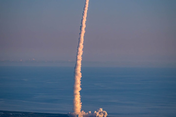 A United Launch Alliance Atlas 5 551 rocket launches 27 of Amazon’s Project Kuiper broadband internet satellites into low Earth orbit.