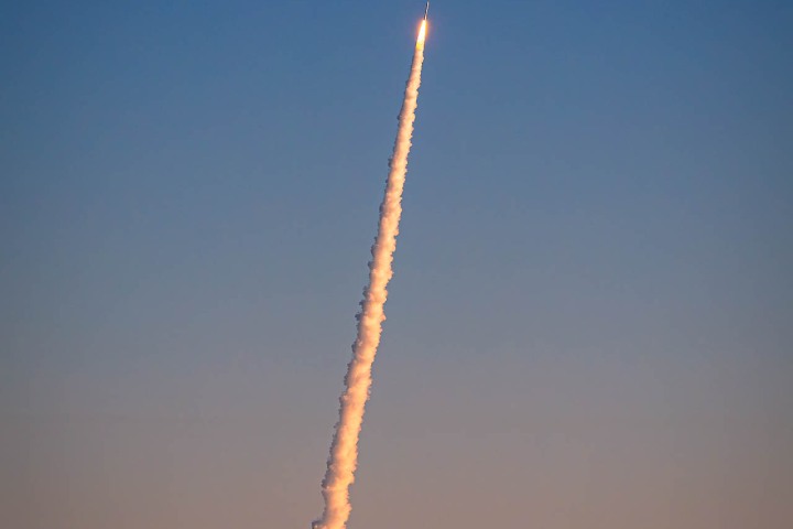 A United Launch Alliance Atlas 5 551 rocket launches 27 of Amazon’s Project Kuiper broadband internet satellites into low Earth orbit.